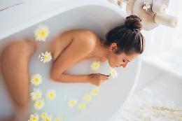 Un bagno tra i fiori per la reginetta di bellezza