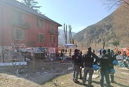 Migranti, sgomberata la casa cantoniera di Oulx occupata dagli anarchici [LE FOTO]