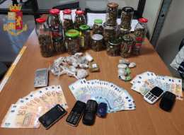 Torino, in casa le "conserve" di droga: 850 grammi di stupefacenti nei contenitori per marmellate