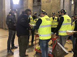 I volontari di Fahrenheit 451 tra le vie del centro per aiutare i clochard