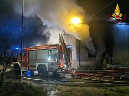 Fiamme nella notte a Venaria: bruciano gli spogliatoi dei campi di calcetto di un club sportivo