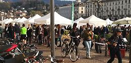 Torino, assembramenti al mercato florovivaistico di piazza Vittorio: la polemica [LE FOTO]