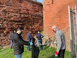 L'iniziativa di Torino Tricolore: Porta Palatina ripulita da rifiuti e siringhe [FOTO]