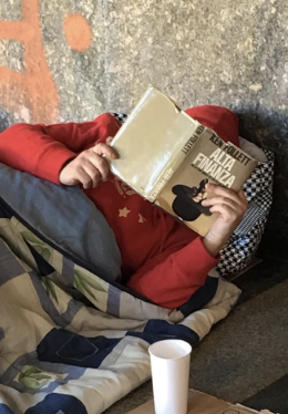 Sotto i portici di via Roma spunta...Ken Follett