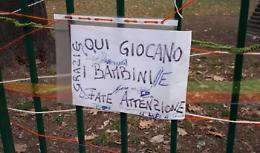 Nel cortile spuntano le siringhe. E i bimbi “attaccano” gli incivili