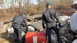 Chivasso, scoperta una discarica abusiva: oltre 8.000 tonnellate di rifiuti [FOTO]