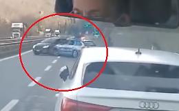 Percorre contromano l'autostrada: la polizia sperona l'auto e spara alle gomme