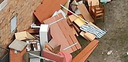 Tra topi e discariche in cortile: «Sgomberate questi abusivi»