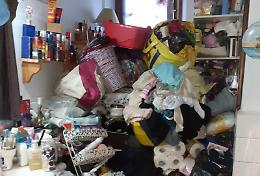 Torino, appartamento-discarica invaso da blatte in un palazzo Atc: sgomberate 10 tonnellate di rifiuti [LE FOTO]