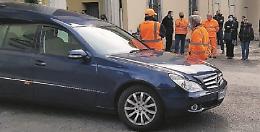 I colleghi in divisa arancione per l’ultimo saluto ai cantonieri