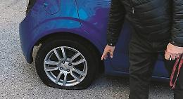 Denuncia vandali e spacciatori, gli tagliano le gomme dell’auto