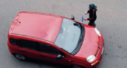 Lavavetri abusivi ai semafori: assalto alle auto all’incrocio