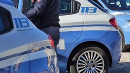 Era in compagnia della fidanzata: non apre alla polizia pensando fosse la madre