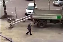 Si perde nel cantiere, non riesce a trovare la via d'uscita