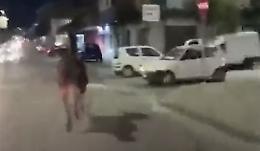 Nel cuore della città c'è un cavallo che galoppa tra auto e pedoni