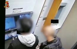 Accompagna un ragazzo al bancomat e si fa consegnare 250 euro: tradito dal tatuaggio sul collo e arrestato