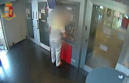 Deruba la paziente con il suo bancomat: Oss filmato mentre preleva in banca