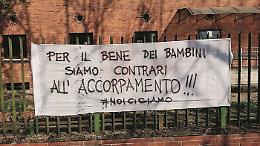 Vallette, striscioni anti trasloco: «Non accorpate le due scuole»