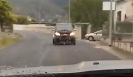Ma cosa fa? Procede in strada col passo del gambero