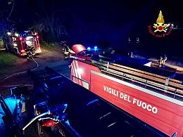 Fiamme nel parcheggio: distrutti tre veicoli, altri sette danneggiati