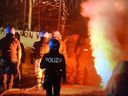 Tensioni nella notte a San Didero, No Tav all'assalto dalla ferrovia. Attivista ferita negli scontri [FOTO E VIDEO]