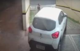 Dimentica di inserire il freno a mano:  l'auto scivola via e lei rischia di essere travolta