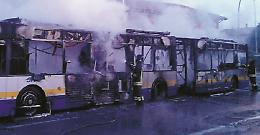 Bus di Gtt distrutto dal fuoco: passeggeri salvi per miracolo
