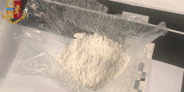 Involucri di cocaina in auto: 66enne in manette nel torinese [FOTO]