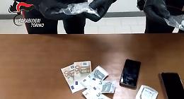 Controlli antidroga dei carabinieri: crack e marijuana in casa, coniugi arrestati [VIDEO]