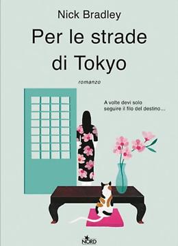 Il tatuaggio della ragazza e la piccola gatta tricolore seguono i fili del destino