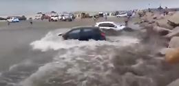 Onda anomala si abbatte sulla costa travolgendo ogni cosa