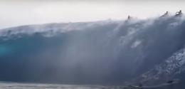 L'onda gigantesca arriva all'improvviso: in acqua ci sono decine di persone