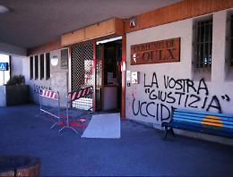 Migranti, scritte offensive sui muri del municipio di Oulx: "Vostra giustizia uccide" [LE FOTO]