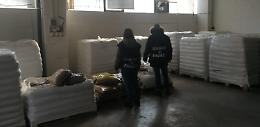 La Finanza sequestra 25 tonnellate di pellet contraffatto: denunciate quattro persone [LE FOTO]