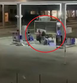 Con la ruspa a fare il...pieno di bancomat alla pompa di benzina!!