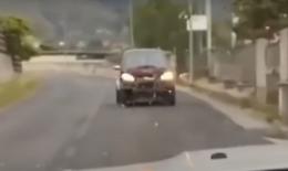 L'auto procede in retromarcia? No: è solo un effetto...ottico