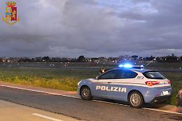 Torino, ladri in azione di notte: uno si nasconde nel bidone dell'immondizia. Altri due tentano la fuga sul tetto