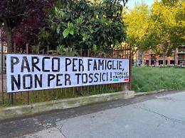 Torino, striscione contro il degrado: "Questo parco è per le famiglie, non per i tossici" [LE FOTO]
