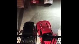 Deve parcheggiare il bolide, ma combina un macello