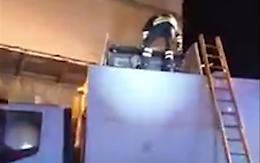 C'è un uomo nel cassonetto, si salva per miracolo dal compattatore