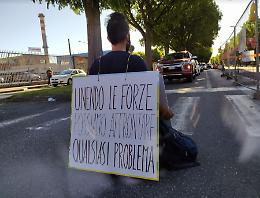In corso Francia va in scena la protesta degli attivisti di Extinction Rebellion contro l'industria bellica: traffico rallentato [LE FOTO]