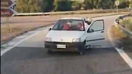 Non riesce a fare la manovra, si fa aiutare dal camionista