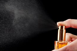 Fa il pieno di boccette profumo e va via senza pagare: arrestata 32enne
