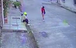 Il tassista li lascia nel vicolo, poi ai due ragazzi accade di tutto