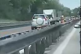 Prende la superstrada contromano, l'incidente è inevitabile