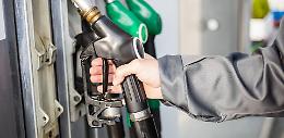Prezzi della benzina in Piemonte ai minimi dal 2022: risparmio oggi, problemi domani