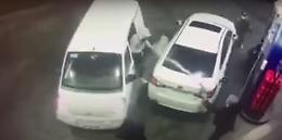 Tentano di derubarlo mentre fa il pieno, ma lui afferra il bocchettone e li innaffia di benzina