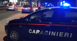 Calci, pugni e catene per rapinarlo: i carabinieri arrestano la gang