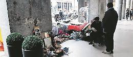 Dietro il dehors la casetta dei clochard: la pasticceria si difende con le fioriere