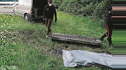 Corpo carbonizzato nel parco: misteriosa morte di un 40enne